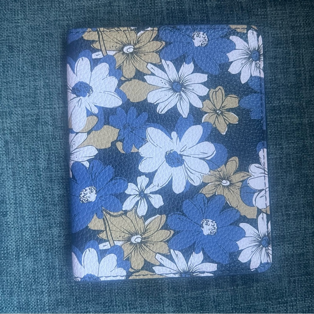 NWT Vera Bradley faux leather Print Passport Holder. Trellis Floral blue